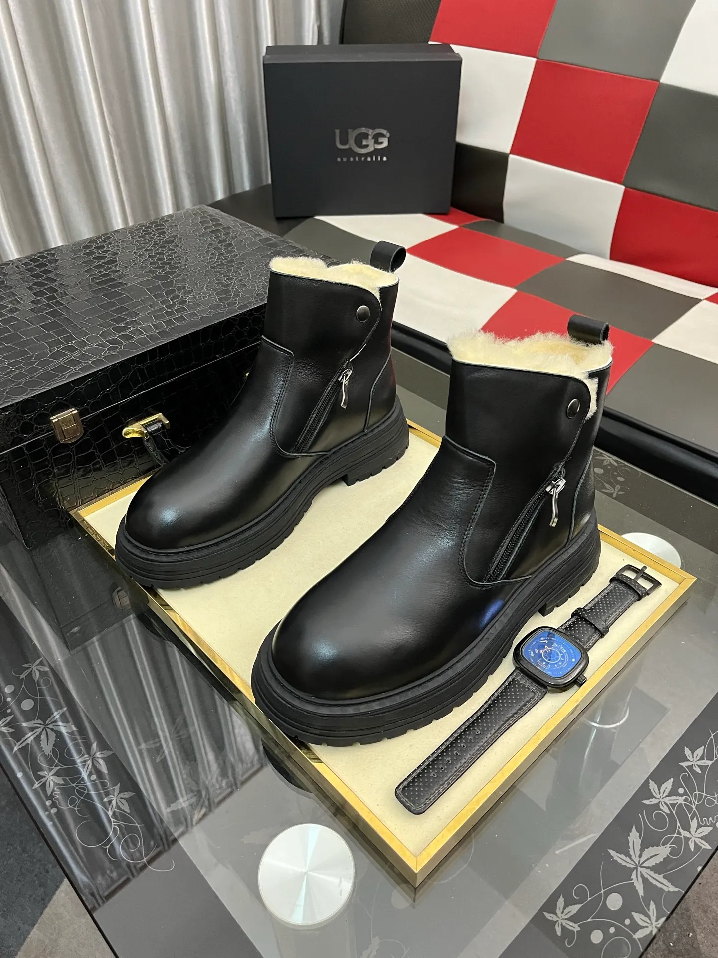 Ex-factory price: 680⌚️⌚️Thick wool imported from Australia Brand: UGG genuine purchasing agent Size: 39-44 (45 customized) Grade: Official website 1:1 Material: First layer of genuine leather waterproof and antifreeze upper Real wool lining Original non-slip and wear-resistant outsole Style category: Men's casual shoes Trendy style Comfortable on the feet Color: Official website color synchronization